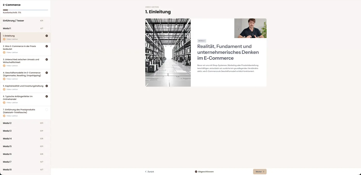 Kurs-Player der E-Commerce-Lektion mit Curriculum-Sidebar, Video und Fortschrittsanzeige